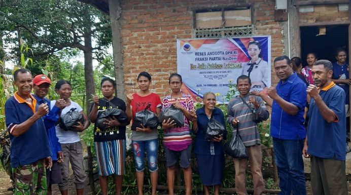 Reses, Anggota DPR RI Julie Sutrisno Laiskodat Bantu Sembako di Dapil Alor Anggota DPRD Alor Marthen Blegur (kedua kanan), menyerahkan paket sembako bantuan Anggota DPR RI Julie Sutrisno Laiskodat kepada masyarakat Desa Mauta Kecamatan Pantar Tengah, Kamis (4/3).