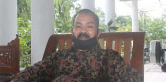 Perintis Bandara Pantar Simeon Pally Tak Diundang di Acara Pendaratan Perdana Wagub NTT Gambar: Perintis Bandara Pantar Drs. Simeon Th. Pally (atas) dan Pesawat Demonim Air yang mengangkut rombongan Wagub NTT Joseph Nae Soi mendarat perdana di Bandara Pantar Kabupaten Alor, Sabtu (20/3/21).