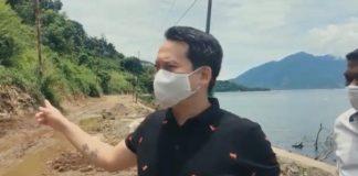 Anggota DPRD NTT Rocky Winaryo Pantau Proyek Ruas Jalan Provinsi di Alor Anggota DPRD NTT Rocky Winaryo sedang mengecek proyek pekerjaan jalan ruas sp. Watatuku-Mataraben persisnya di wilayah Desa Wolwal pada Senin (1/3/2021) siang.