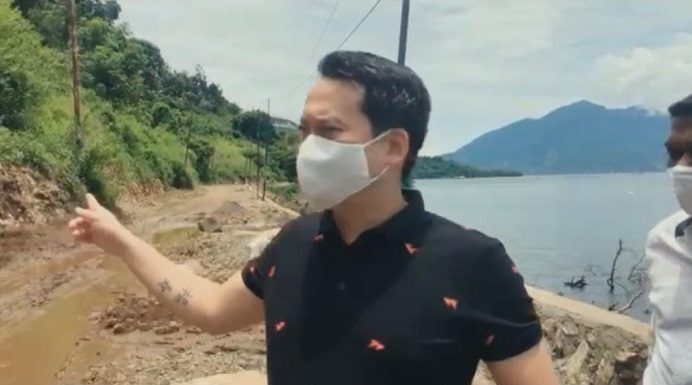 Anggota DPRD NTT Rocky Winaryo Pantau Proyek Ruas Jalan Provinsi di Alor Anggota DPRD NTT Rocky Winaryo sedang mengecek proyek pekerjaan jalan ruas sp. Watatuku-Mataraben persisnya di wilayah Desa Wolwal pada Senin (1/3/2021) siang.