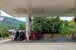 Pedagang dan Nelayan di Alor Keluhkan Larangan Beli BBM Gunakan Jirigen SPBU Karkameng nampak tidak melayani pembelian BBM menggunakan Jirigen.
