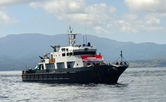 Kapal Barata Mabes Polri Bantu Relawan Angkut Logistik Bencana ke Pulau Pantar Kapal KP Barata 8004 Mabes Polri berlabu di Perairan Desa Kaleb Kecamatan Pantar Timur, menurunkan logistik sembako dari Relawan Pemuda Alor untuk korban bencana alam di Desa itu pada Senin (19/4) pagi.