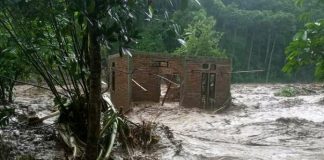 Keluarga Minta Basarnas dan SAR Alor Temukan 24 Korban Hilang Akibat Bencana Rumah korban bencana alam di Desa Lipang Kecamatan Alor Timur Laut yang terletak di bantaran kali, dihantam banjir pada Minggu (4/4/2021) malam. 15 korban masih dilaporkan hilang di Desa itu.