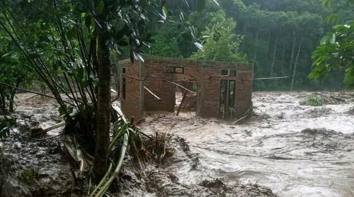 Keluarga Minta Basarnas dan SAR Alor Temukan 24 Korban Hilang Akibat Bencana Rumah korban bencana alam di Desa Lipang Kecamatan Alor Timur Laut yang terletak di bantaran kali, dihantam banjir pada Minggu (4/4/2021) malam. 15 korban masih dilaporkan hilang di Desa itu.