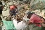Pencarian 12 Korban Bencana di Desa Lippang Alor akan Berakhir Selasa Besok Warga Desa Kenarimbala Kecamatan Alor Timur Laut mengevakuasi satu jasad korban bencana berjenis kelamin perempuan di tepi sungai Salbak pada Rabu (7/4). Jasad itu dibungkus dengan kain lalu diantar ke Desa itu untuk dimakamkan.