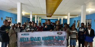 Bantu Korban Bencana, Abdul Madjid Nampira: Duka Alor, Duka Kita Madjid Nampira foto bersama para korban usai salurkan bantuan di Gereja Rehobot Desa Malaipea Kecamatan Alor Selatan, Kabupaten Alor, NTT.