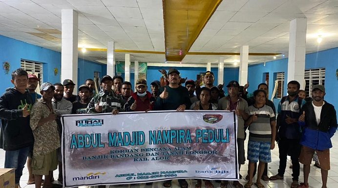 Bantu Korban Bencana, Abdul Madjid Nampira: Duka Alor, Duka Kita Madjid Nampira foto bersama para korban usai salurkan bantuan di Gereja Rehobot Desa Malaipea Kecamatan Alor Selatan, Kabupaten Alor, NTT.