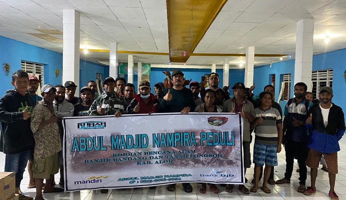 Madjid Nampira foto bersama para korban usai salurkan bantuan di Gereja Rehobot Desa Malaipea Kecamatan Alor Selatan, Kabupaten Alor, NTT.