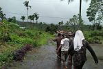 Korban Bencana di Alor NTT Alami Trauma, Butuh Konseling Warga Desa Malaipea, Alor Selatan mengevakuasi korban bencana banjir bandang dan tanah longsor pada Senin (5/4) di desa itu. Tercatat ada 7 orang dilaporkan meninggal dunia. (Foto: Yerita Maniley).