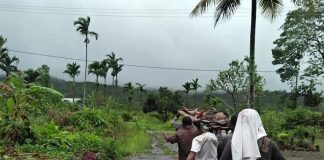 Korban Bencana di Alor NTT Alami Trauma, Butuh Konseling Warga Desa Malaipea, Alor Selatan mengevakuasi korban bencana banjir bandang dan tanah longsor pada Senin (5/4) di desa itu. Tercatat ada 7 orang dilaporkan meninggal dunia. (Foto: Yerita Maniley).