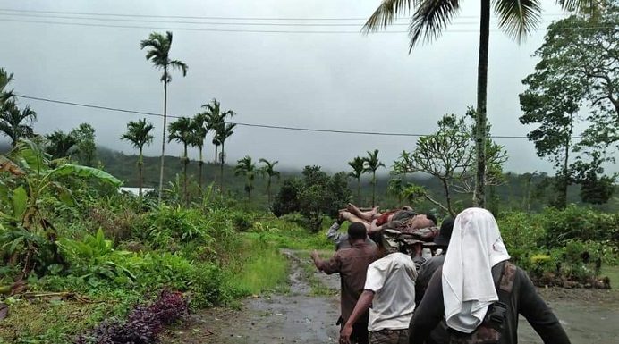 Korban Bencana di Alor NTT Alami Trauma, Butuh Konseling Warga Desa Malaipea, Alor Selatan mengevakuasi korban bencana banjir bandang dan tanah longsor pada Senin (5/4) di desa itu. Tercatat ada 7 orang dilaporkan meninggal dunia. (Foto: Yerita Maniley).