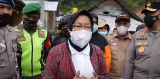Tuduh Bohongi Rakyat Alor di Tengah Duka Bencana, OKP Cipayung NTT Desak Presiden Copot Mensos Risma Menteri Sosial Tri Rismaharini ketika memantau korban bencana Seroja di Bima NTB, Rabu (7/4/2021).