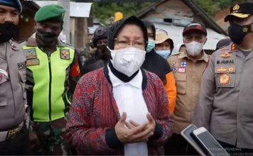 Tuduh Bohongi Rakyat Alor di Tengah Duka Bencana, OKP Cipayung NTT Desak Presiden Copot Mensos Risma Menteri Sosial Tri Rismaharini ketika memantau korban bencana Seroja di Bima NTB, Rabu (7/4/2021).