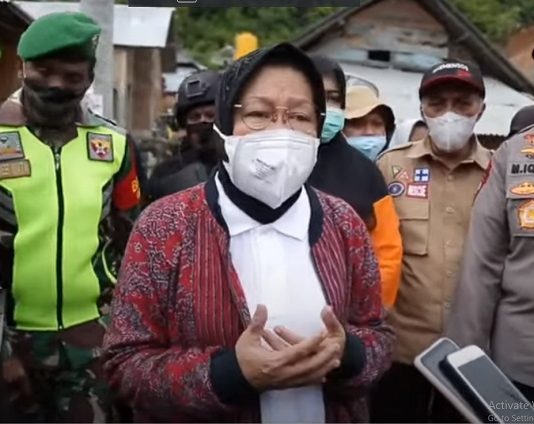 Tuduh Bohongi Rakyat Alor di Tengah Duka Bencana, OKP Cipayung NTT Desak Presiden Copot Mensos Risma Menteri Sosial Tri Rismaharini ketika memantau korban bencana Seroja di Bima NTB, Rabu (7/4/2021).