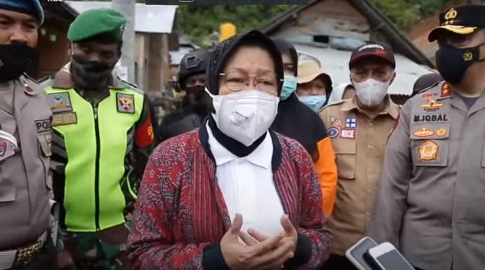 Tuduh Bohongi Rakyat Alor di Tengah Duka Bencana, OKP Cipayung NTT Desak Presiden Copot Mensos Risma Menteri Sosial Tri Rismaharini ketika memantau korban bencana Seroja di Bima NTB, Rabu (7/4/2021).