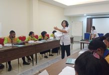 57 Siswa SMK Negeri Kokar Alor Ikut Ujian Sertifikasi Kompetensi Keahlian di Simfony Hotel Ketua Tim Penguji Lembaga Sertifikasi Profesi (LSP), Ni Ketut Natih Wardani, memberikan ujian kompetensi keahlian (UKK) kepada Siswa SMK Negeri Kokar, Kamis (22/4) di Aula Simphony Hotel, Kalabahi.