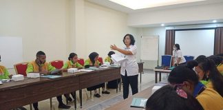 57 Siswa SMK Negeri Kokar Alor Ikut Ujian Sertifikasi Kompetensi Keahlian di Simfony Hotel Ketua Tim Penguji Lembaga Sertifikasi Profesi (LSP), Ni Ketut Natih Wardani, memberikan ujian kompetensi keahlian (UKK) kepada Siswa SMK Negeri Kokar, Kamis (22/4) di Aula Simphony Hotel, Kalabahi.