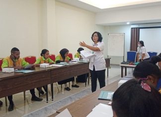 57 Siswa SMK Negeri Kokar Alor Ikut Ujian Sertifikasi Kompetensi Keahlian di Simfony Hotel Ketua Tim Penguji Lembaga Sertifikasi Profesi (LSP), Ni Ketut Natih Wardani, memberikan ujian kompetensi keahlian (UKK) kepada Siswa SMK Negeri Kokar, Kamis (22/4) di Aula Simphony Hotel, Kalabahi.