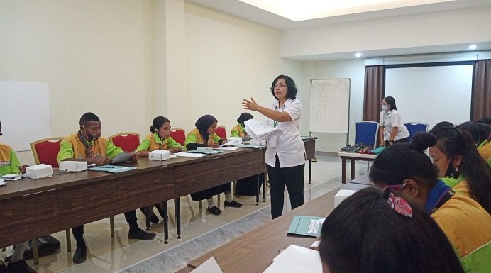 57 Siswa SMK Negeri Kokar Alor Ikut Ujian Sertifikasi Kompetensi Keahlian di Simfony Hotel Ketua Tim Penguji Lembaga Sertifikasi Profesi (LSP), Ni Ketut Natih Wardani, memberikan ujian kompetensi keahlian (UKK) kepada Siswa SMK Negeri Kokar, Kamis (22/4) di Aula Simphony Hotel, Kalabahi.