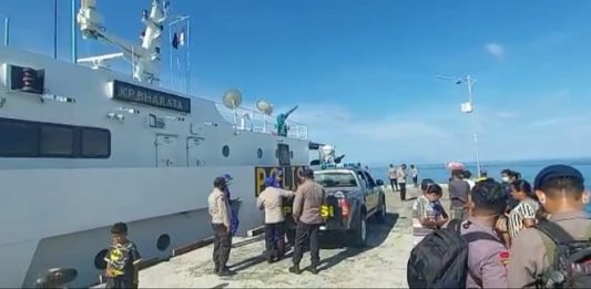 Polri Antar Sembako Bencana 6 Ton Sumbangan Kapolri ke Alor Timur Kapal Barata Korpolair Baharkam Polri mengantar bantuan sembako sekitar 6 ton dari Kapolri Jenderal Listyo Sigit Prabowo ke Alor Timur. Kapal sandar di pelabuhan Sudirman-Maritaing pada Sabtu (10/4) sekitar pukul 15.00 WITA.