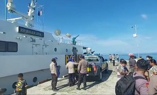 Polri Antar Sembako Bencana 6 Ton Sumbangan Kapolri ke Alor Timur Kapal Barata Korpolair Baharkam Polri mengantar bantuan sembako sekitar 6 ton dari Kapolri Jenderal Listyo Sigit Prabowo ke Alor Timur. Kapal sandar di pelabuhan Sudirman-Maritaing pada Sabtu (10/4) sekitar pukul 15.00 WITA.