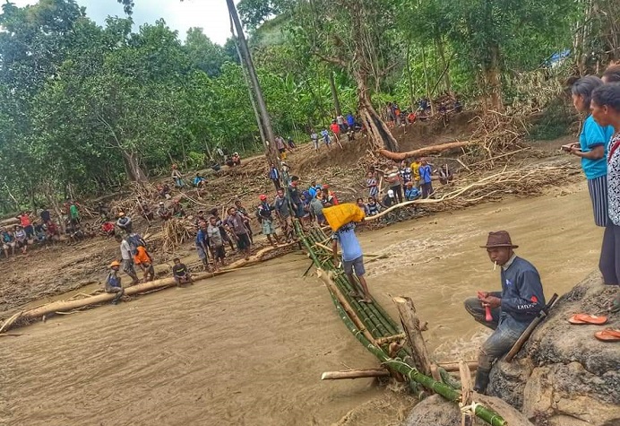 Warga Siboili Alor Selatan membuat jembatan darurat menggunakan bambu untuk membuka akses dari dan ke wilayah itu.