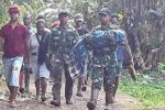 TNI Berhasil Evakuasi Jenazah Anak Berusia 8 Bulan Korban Bencana Longsor di Alor Selatan Anggota TNI Kodim 1622/Alor menggendong jenazah anak berusia 8 bulan yang berhasil dievakuasi dari timbunan tanah longsor di Desa Malaipea, Alor Selatan, Rabu (7/4) petang.