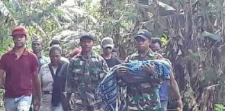 TNI Berhasil Evakuasi Jenazah Anak Berusia 8 Bulan Korban Bencana Longsor di Alor Selatan Anggota TNI Kodim 1622/Alor menggendong jenazah anak berusia 8 bulan yang berhasil dievakuasi dari timbunan tanah longsor di Desa Malaipea, Alor Selatan, Rabu (7/4) petang.