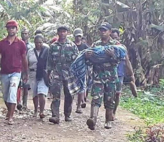 TNI Berhasil Evakuasi Jenazah Anak Berusia 8 Bulan Korban Bencana Longsor di Alor Selatan Anggota TNI Kodim 1622/Alor menggendong jenazah anak berusia 8 bulan yang berhasil dievakuasi dari timbunan tanah longsor di Desa Malaipea, Alor Selatan, Rabu (7/4) petang.