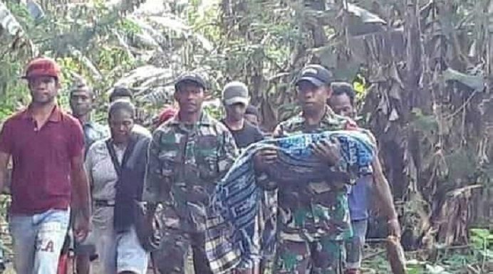 TNI Berhasil Evakuasi Jenazah Anak Berusia 8 Bulan Korban Bencana Longsor di Alor Selatan Anggota TNI Kodim 1622/Alor menggendong jenazah anak berusia 8 bulan yang berhasil dievakuasi dari timbunan tanah longsor di Desa Malaipea, Alor Selatan, Rabu (7/4) petang.