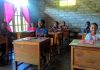 Seroja Hancurkan Gedung SD, Siswa di Pulau Alor ini Ujian dari Rumah Tanpa Seragam 7 siswa di SD Negeri Warbadi Desa Kaleb Kecamatan Pantar Timur Kabupaten Alor, NTT, mengikuti ujian sekolah dari rumah hari kedua pada Selasa (20/4). Ujian dari rumah karena bangunan sekolah mereka hancur tertimpa badai Seroja pada Minggu (4/4).