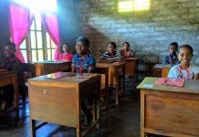 Seroja Hancurkan Gedung SD, Siswa di Pulau Alor ini Ujian dari Rumah Tanpa Seragam 7 siswa di SD Negeri Warbadi Desa Kaleb Kecamatan Pantar Timur Kabupaten Alor, NTT, mengikuti ujian sekolah dari rumah hari kedua pada Selasa (20/4). Ujian dari rumah karena bangunan sekolah mereka hancur tertimpa badai Seroja pada Minggu (4/4).