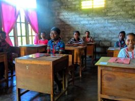 Seroja Hancurkan Gedung SD, Siswa di Pulau Alor ini Ujian dari Rumah Tanpa Seragam 7 siswa di SD Negeri Warbadi Desa Kaleb Kecamatan Pantar Timur Kabupaten Alor, NTT, mengikuti ujian sekolah dari rumah hari kedua pada Selasa (20/4). Ujian dari rumah karena bangunan sekolah mereka hancur tertimpa badai Seroja pada Minggu (4/4).