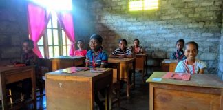 Seroja Hancurkan Gedung SD, Siswa di Pulau Alor ini Ujian dari Rumah Tanpa Seragam 7 siswa di SD Negeri Warbadi Desa Kaleb Kecamatan Pantar Timur Kabupaten Alor, NTT, mengikuti ujian sekolah dari rumah hari kedua pada Selasa (20/4). Ujian dari rumah karena bangunan sekolah mereka hancur tertimpa badai Seroja pada Minggu (4/4).