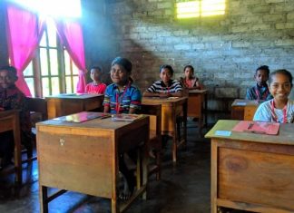 Seroja Hancurkan Gedung SD, Siswa di Pulau Alor ini Ujian dari Rumah Tanpa Seragam 7 siswa di SD Negeri Warbadi Desa Kaleb Kecamatan Pantar Timur Kabupaten Alor, NTT, mengikuti ujian sekolah dari rumah hari kedua pada Selasa (20/4). Ujian dari rumah karena bangunan sekolah mereka hancur tertimpa badai Seroja pada Minggu (4/4).