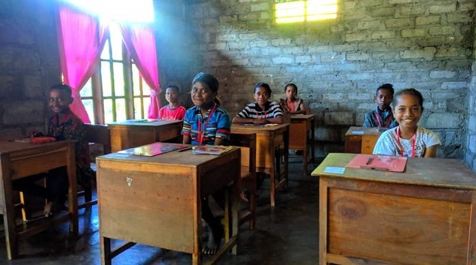 Seroja Hancurkan Gedung SD, Siswa di Pulau Alor ini Ujian dari Rumah Tanpa Seragam 7 siswa di SD Negeri Warbadi Desa Kaleb Kecamatan Pantar Timur Kabupaten Alor, NTT, mengikuti ujian sekolah dari rumah hari kedua pada Selasa (20/4). Ujian dari rumah karena bangunan sekolah mereka hancur tertimpa badai Seroja pada Minggu (4/4).