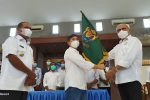 Abraham Liyanto Lantik Denny Lalitan Ketua KADIN Alor Periode 2021-2026 Ketua KADIN NTT Abraham Liyanto (kanan) menyerahkan bendera KADIN kepada Ketua KADIN Alor Denny Lalitan (tengah) usai pengkuhan pengurus KADIN Alor Periode 2021-2026. Acara penyerahan bendera itu disaksikan Bupati Alor Drs. Amon Djobo (kiri), di Aula Kopdit Citra Hidup Kalabahi.