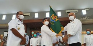 Abraham Liyanto Lantik Denny Lalitan Ketua KADIN Alor Periode 2021-2026 Ketua KADIN NTT Abraham Liyanto (kanan) menyerahkan bendera KADIN kepada Ketua KADIN Alor Denny Lalitan (tengah) usai pengkuhan pengurus KADIN Alor Periode 2021-2026. Acara penyerahan bendera itu disaksikan Bupati Alor Drs. Amon Djobo (kiri), di Aula Kopdit Citra Hidup Kalabahi.