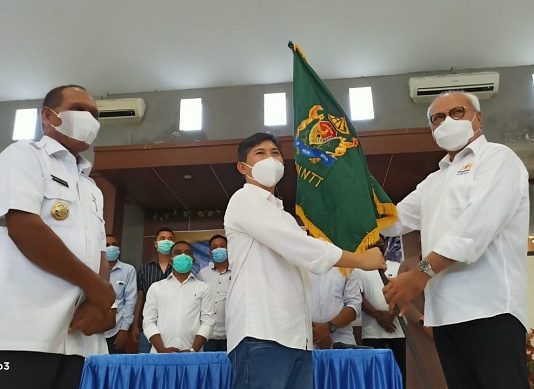 Abraham Liyanto Lantik Denny Lalitan Ketua KADIN Alor Periode 2021-2026 Ketua KADIN NTT Abraham Liyanto (kanan) menyerahkan bendera KADIN kepada Ketua KADIN Alor Denny Lalitan (tengah) usai pengkuhan pengurus KADIN Alor Periode 2021-2026. Acara penyerahan bendera itu disaksikan Bupati Alor Drs. Amon Djobo (kiri), di Aula Kopdit Citra Hidup Kalabahi.