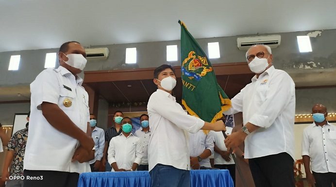 Abraham Liyanto Lantik Denny Lalitan Ketua KADIN Alor Periode 2021-2026 Ketua KADIN NTT Abraham Liyanto (kanan) menyerahkan bendera KADIN kepada Ketua KADIN Alor Denny Lalitan (tengah) usai pengkuhan pengurus KADIN Alor Periode 2021-2026. Acara penyerahan bendera itu disaksikan Bupati Alor Drs. Amon Djobo (kiri), di Aula Kopdit Citra Hidup Kalabahi.