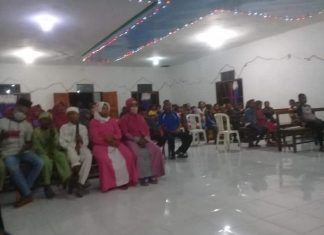 Idul Fitri di Alor NTT, Ibadah Pelepasan Pawai Takbiran Ramadan 1442 H Dilakukan di Gereja GMIT Jamaah Masjid Rahmatulah Lanleki dan Jemaat GMIT Sion Lola sedang mengikuti ibadah Pelepasan Pawai Takbiran Ramadan 1442 H dan Pawai Kenaikan Yesus Kristus di Gereja GMIT Sion Lola pada Selasa (12/5/2021) malam.