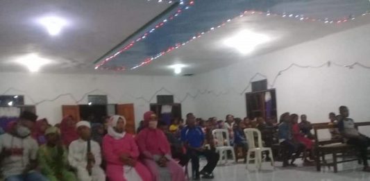 Idul Fitri di Alor NTT, Ibadah Pelepasan Pawai Takbiran Ramadan 1442 H Dilakukan di Gereja GMIT Jamaah Masjid Rahmatulah Lanleki dan Jemaat GMIT Sion Lola sedang mengikuti ibadah Pelepasan Pawai Takbiran Ramadan 1442 H dan Pawai Kenaikan Yesus Kristus di Gereja GMIT Sion Lola pada Selasa (12/5/2021) malam.