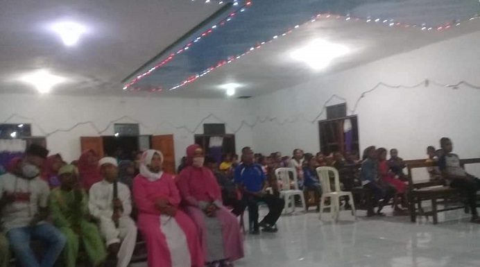 Idul Fitri di Alor NTT, Ibadah Pelepasan Pawai Takbiran Ramadan 1442 H Dilakukan di Gereja GMIT Jamaah Masjid Rahmatulah Lanleki dan Jemaat GMIT Sion Lola sedang mengikuti ibadah Pelepasan Pawai Takbiran Ramadan 1442 H dan Pawai Kenaikan Yesus Kristus di Gereja GMIT Sion Lola pada Selasa (12/5/2021) malam.