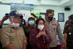 Menteri Sosial dan Menko PMK Pantau Korban Bencana Seroja di Alor NTT Mensos Risma (tengah) beri sapaan usai menyerahkan santunan kepada 41 korban bencana alam di Desa Tamakh Pantar Tengah. Mensos Risma hadir di Desa Tamakh di dampingi Kadis Pendidikan Alor Alberth N. Ouwpoly (kiri), Kapolres Alor AKBP Agustinus Chrismas Try Suryanto (kedua kanan) dan Dandim 1622/Alor Letkol Inf Supyan Munawar,S.Ag (kanan).