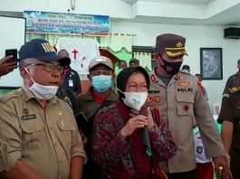 Menteri Sosial dan Menko PMK Pantau Korban Bencana Seroja di Alor NTT Mensos Risma (tengah) beri sapaan usai menyerahkan santunan kepada 41 korban bencana alam di Desa Tamakh Pantar Tengah. Mensos Risma hadir di Desa Tamakh di dampingi Kadis Pendidikan Alor Alberth N. Ouwpoly (kiri), Kapolres Alor AKBP Agustinus Chrismas Try Suryanto (kedua kanan) dan Dandim 1622/Alor Letkol Inf Supyan Munawar,S.Ag (kanan).