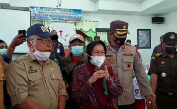 Menteri Sosial dan Menko PMK Pantau Korban Bencana Seroja di Alor NTT Mensos Risma (tengah) beri sapaan usai menyerahkan santunan kepada 41 korban bencana alam di Desa Tamakh Pantar Tengah. Mensos Risma hadir di Desa Tamakh di dampingi Kadis Pendidikan Alor Alberth N. Ouwpoly (kiri), Kapolres Alor AKBP Agustinus Chrismas Try Suryanto (kedua kanan) dan Dandim 1622/Alor Letkol Inf Supyan Munawar,S.Ag (kanan).
