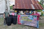 Ikatan Notaris Indonesia Salurkan Bantuan untuk Korban Bencana Seroja di Alor NTT Notaris Alor Abimayu (ujung kiri) dan El Asamau (ujung kanan) menyerahkan bantuan Ketua Umum PP-INI kepada korban bencana alam di Desa Waisika Kecamatan Alor Timur Laut.