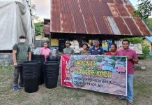Ikatan Notaris Indonesia Salurkan Bantuan untuk Korban Bencana Seroja di Alor NTT Notaris Alor Abimayu (ujung kiri) dan El Asamau (ujung kanan) menyerahkan bantuan Ketua Umum PP-INI kepada korban bencana alam di Desa Waisika Kecamatan Alor Timur Laut.