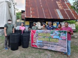 Ikatan Notaris Indonesia Salurkan Bantuan untuk Korban Bencana Seroja di Alor NTT Notaris Alor Abimayu (ujung kiri) dan El Asamau (ujung kanan) menyerahkan bantuan Ketua Umum PP-INI kepada korban bencana alam di Desa Waisika Kecamatan Alor Timur Laut.