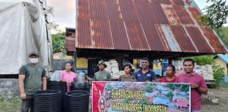 Ikatan Notaris Indonesia Salurkan Bantuan untuk Korban Bencana Seroja di Alor NTT Notaris Alor Abimayu (ujung kiri) dan El Asamau (ujung kanan) menyerahkan bantuan Ketua Umum PP-INI kepada korban bencana alam di Desa Waisika Kecamatan Alor Timur Laut.